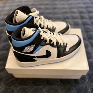 Woman’s air Jordan 1 black/white University blue